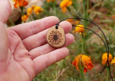 Kette mit Olivenholz und einer eingebrannten Blume a