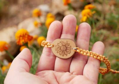 Makramee Armband mit Olivenholz und einer eingebrannten Blume