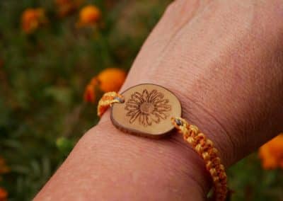 Makramee Armband mit Olivenholz und einer eingebrannten Blume