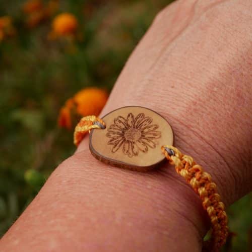 Makramee Armband mit Olivenholz und einer eingebrannten Blume
