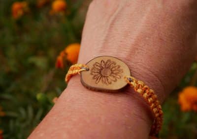 Makramee Armband mit Olivenholz und einer eingebrannten Blume