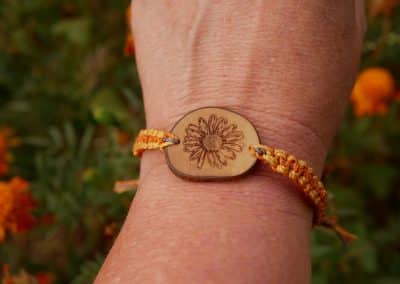 Makramee Armband mit Olivenholz und einer eingebrannten Blume