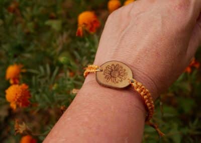 Makramee Armband mit Olivenholz und einer eingebrannten Blume