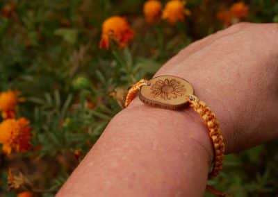 Makramee Armband mit Olivenholz und einer eingebrannten Blume