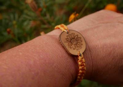 Makramee Armband mit Olivenholz und einer eingebrannten Blume