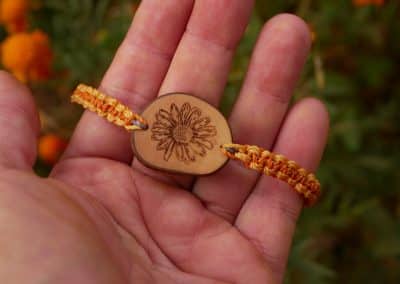 Makramee Armband mit Olivenholz und einer eingebrannten Blume