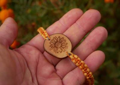 Makramee Armband mit Olivenholz und einer eingebrannten Blume