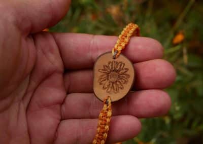 Makramee Armband mit Olivenholz und einer eingebrannten Blume