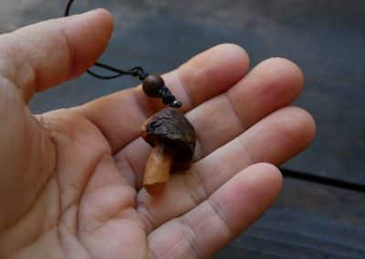 Pilz aus Baumperlen geschnitzt als Kette