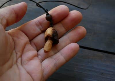 Pilz aus Baumperlen geschnitzt als Kette
