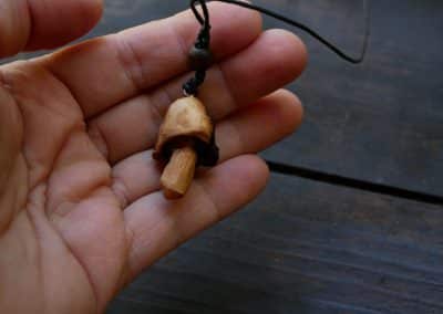 Pilz aus Baumperlen geschnitzt als Kette