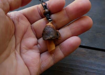 Pilz aus Baumperlen geschnitzt als Kette