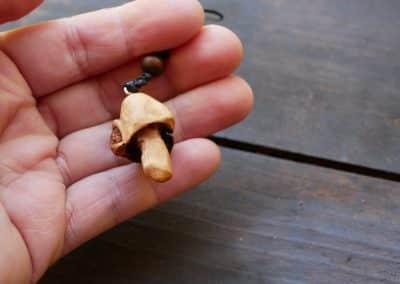 Pilz aus Baumperlen geschnitzt als Kette