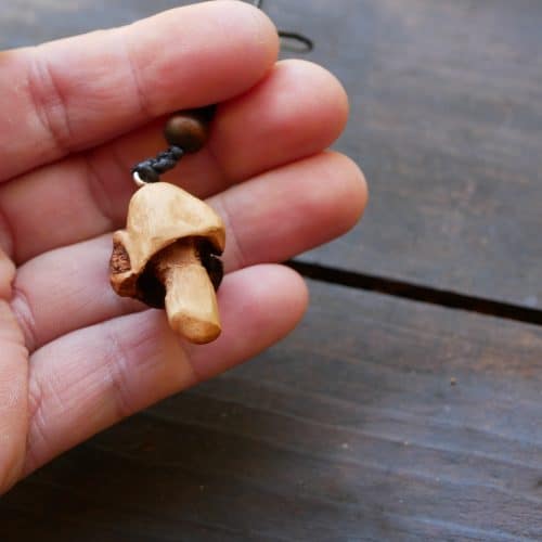 Pilz aus Baumperlen geschnitzt als Kette
