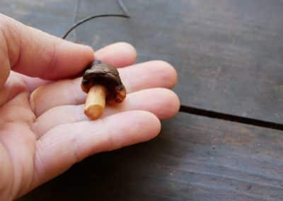 Pilz aus Baumperlen geschnitzt als Kette