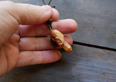 Pilz aus Baumperlen geschnitzt als Kette