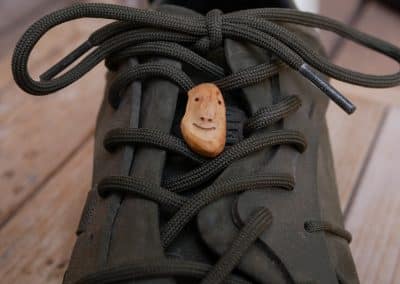 Schuhwichtel aus Baumperlen geschnitzt