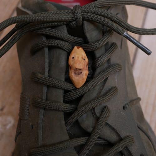 Schuhwichtel aus Baumperlen geschnitzt