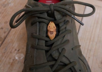 Schuhwichtel aus Baumperlen geschnitzt