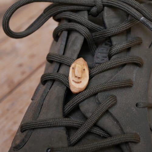 Schuhwichtel aus Baumperlen geschnitzt