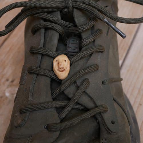 Schuhwichtel aus Baumperlen geschnitzt