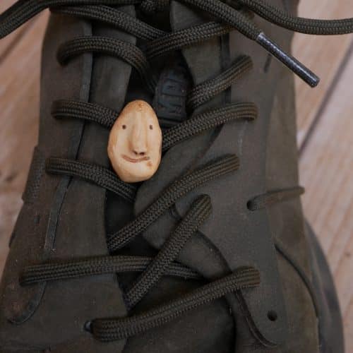 Schuhwichtel aus Baumperlen geschnitzt