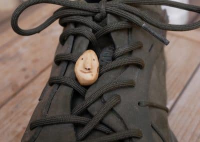 Schuhwichtel aus Baumperlen geschnitzt