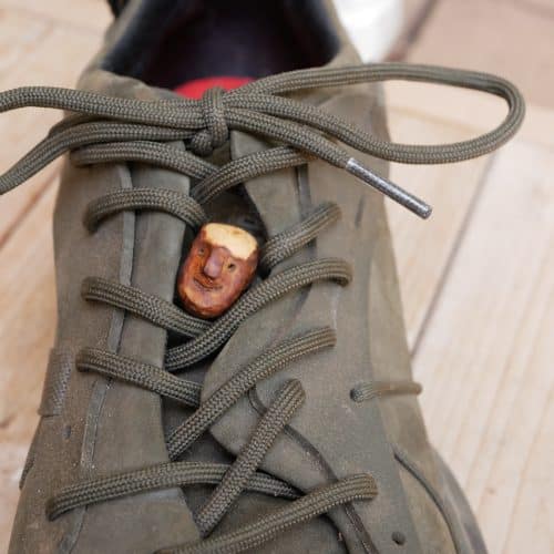 Schuhwichtel aus Baumperlen geschnitzt