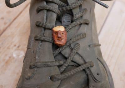 Schuhwichtel aus Baumperlen geschnitzt