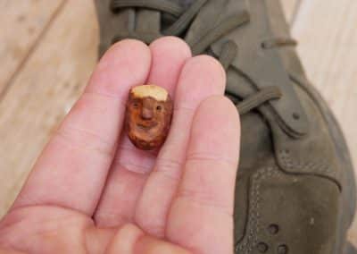 Schuhwichtel aus Baumperlen geschnitzt