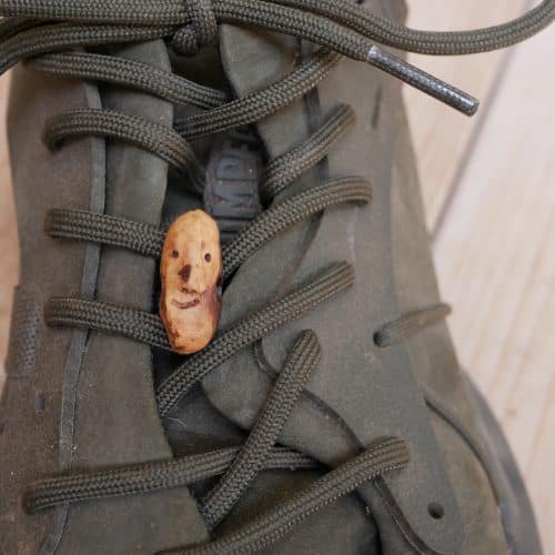 Schuhwichtel aus Baumperlen geschnitzt