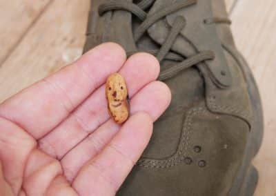 Schuhwichtel aus Baumperlen geschnitzt
