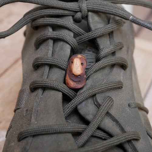 Schuhwichtel aus Baumperlen geschnitzt