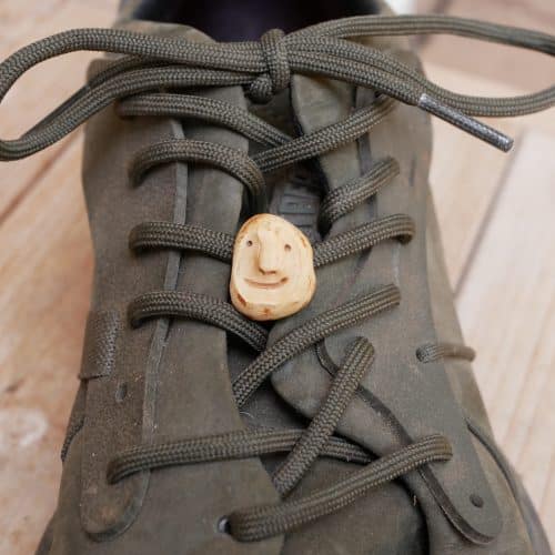 Schuhwichtel aus Baumperlen geschnitzt