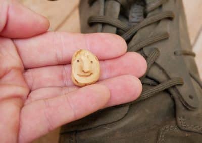 Schuhwichtel aus Baumperlen geschnitzt
