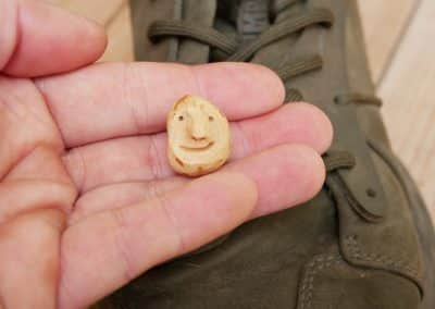 Schuhwichtel aus Baumperlen geschnitzt