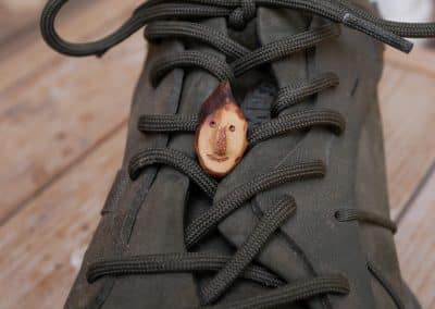 Schuhwichtel aus Baumperlen geschnitzt