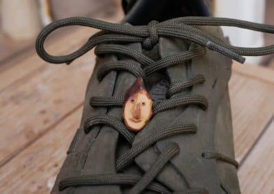 Schuhwichtel aus Baumperlen geschnitzt