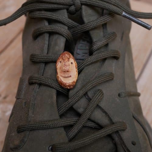Schuhwichtel aus Baumperlen geschnitzt