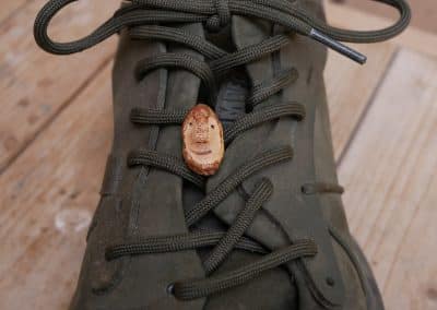 Schuhwichtel aus Baumperlen geschnitzt