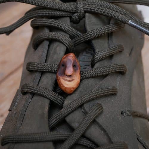 Schuhwichtel aus Baumperlen geschnitzt