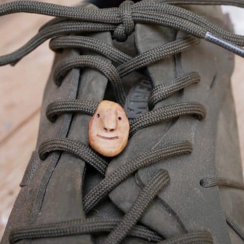 Schuhwichtel aus Baumperlen geschnitzt