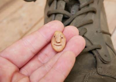 Schuhwichtel aus Baumperlen geschnitzt