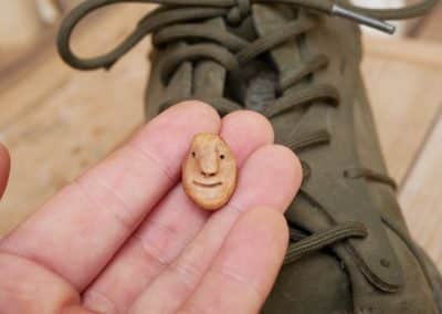Schuhwichtel aus Baumperlen geschnitzt