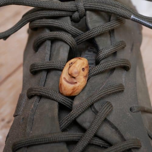 Schuhwichtel aus Baumperlen geschnitzt