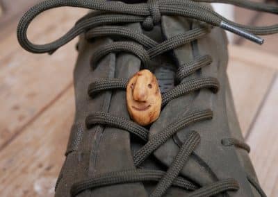 Schuhwichtel aus Baumperlen geschnitzt