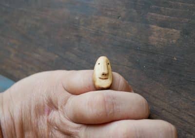 Ring aus Baumperle als Wichtel geschnitzt