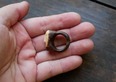 Ring aus Baumperle als Wichtel geschnitzt
