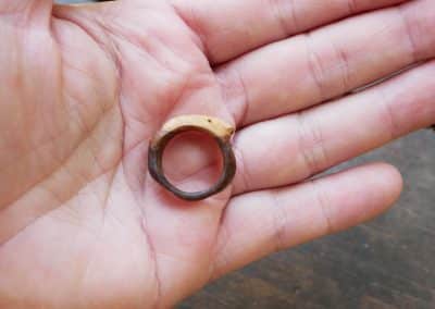 Ring aus Baumperle als Wichtel geschnitzt