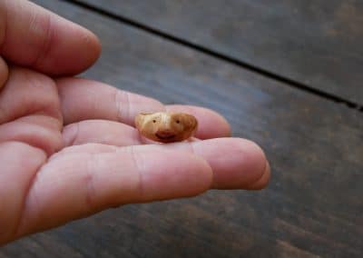 Ring aus Baumperle als Wichtel geschnitzt